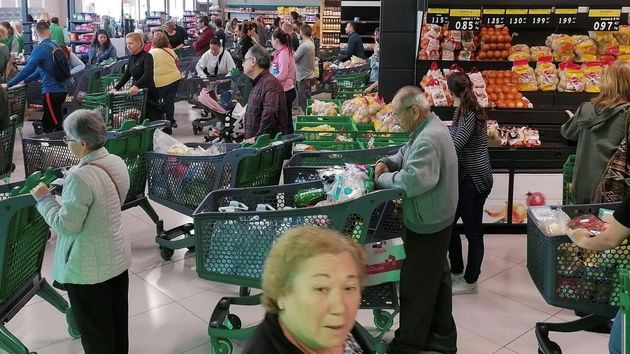 personas comprando en un supermercado de Mercadona