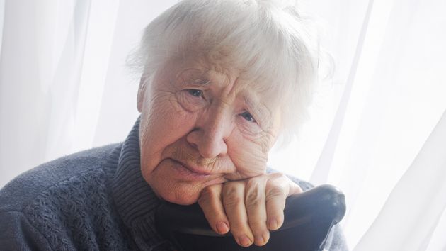 Una mujer mayor apoyada en el bastón