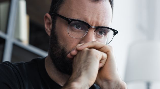 Un hombre con rostro serio, preocupado