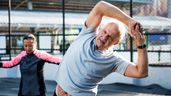 Una persona mayor haciendo deporte