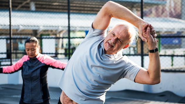 Una persona mayor haciendo deporte