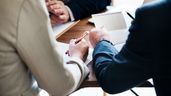 Varios directivos reunidos con un empleado