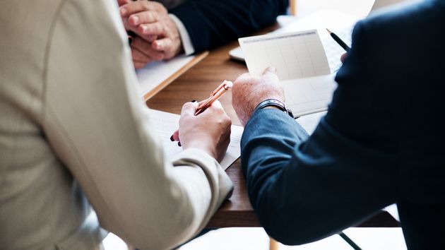 Varios directivos reunidos con un empleado