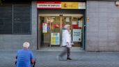 Un hombre sentado en la puerta de una oficina del SEPE
