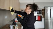 Una empleada de hogar trabajando