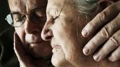 Dos jubilados tristes abrazándose