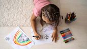 Una niña dibujando