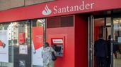 Una mujer sacando dinero en un cajero del Banco Santander