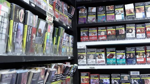 Paquetes de tabaco en la estantería de un estanco