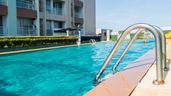 Escalera de la piscina de una comunidad de vecinos 
