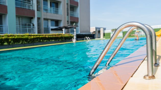 Escalera de la piscina de una comunidad de vecinos 