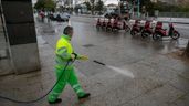 Un trabajador de FCC limpiando el suelo