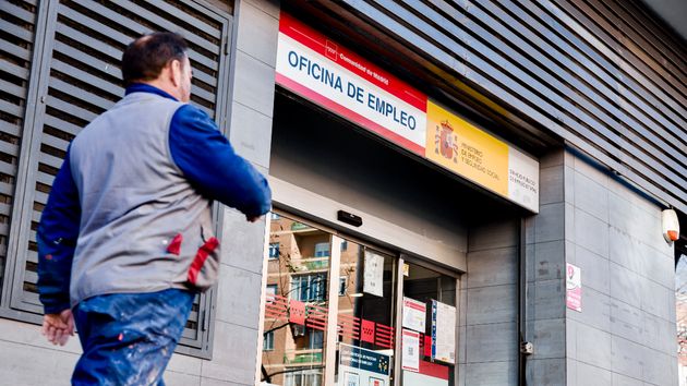 Un hombre camina delante de una oficina de prestaciones