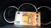 billetes de 50 euros sobre el cuenta kilómetros de un taxi