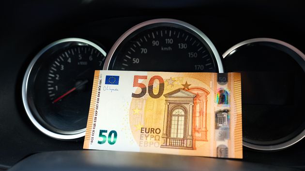 billetes de 50 euros sobre el cuenta kilómetros de un taxi