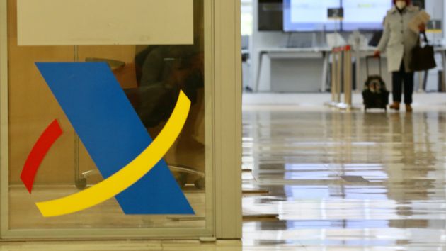 Una mujer sale de la oficina de la Agencia Tributaria