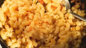 Un plato de macarrones con queso