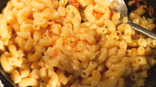 Un plato de macarrones con queso