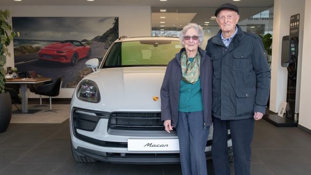 Dereck y Audrey, de 92 y 94 años,  con su Porsche