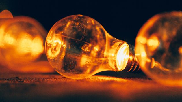 Bombillas encendidas en una mesa
