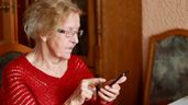 Una mujer mayor usando el teléfono