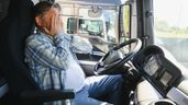 Un conductor se lleva las manos a la cara
