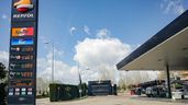 Estación de servicio muestra el precio de venta de la gasolina y diésel