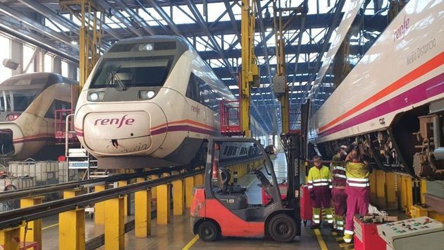 Trabajadores de Renfe reparando un tren
