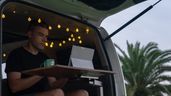 Hombre trabajando en un camión camperizado