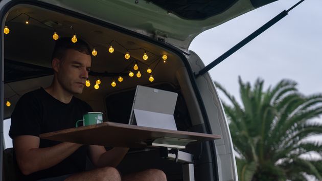 Hombre trabajando en un camión camperizado