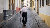 Un jubilado paseando por la calle