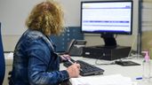 Una trabajadora de la Agencia Tributaria ante un ordenador