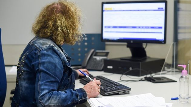 Una trabajadora de la Agencia Tributaria ante un ordenador