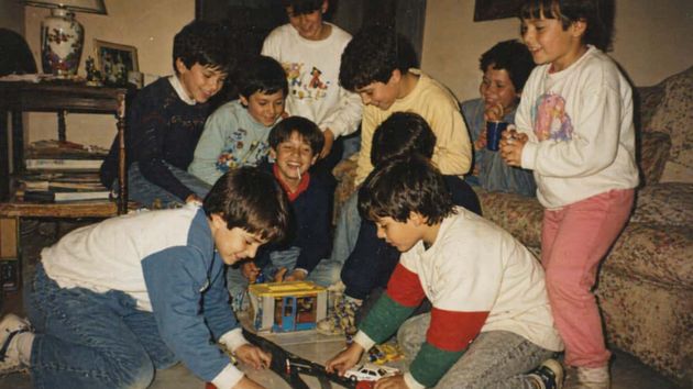 Niños jugando en el salón de una casa