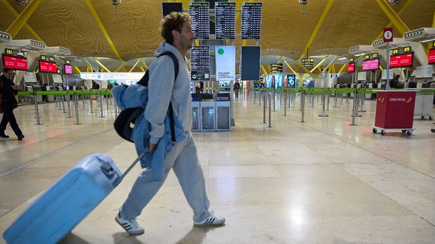 Un viajero arrastra una maleta en el aeropuerto