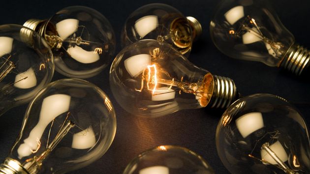 Bombillas en una mesa precio de la luz