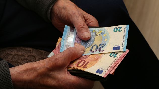 Manos contando billetes de euros