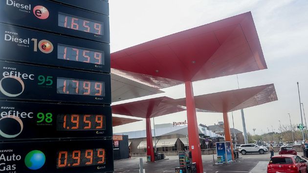 Estación de servicio muestra el precio de venta de la gasolina y diesel