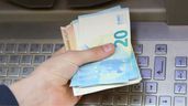 Persona saca dinero de un cajero automático