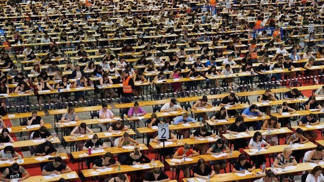 Varios estudiantes realizando una prueba