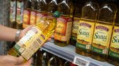 Una persona sostiene una botella de aceite