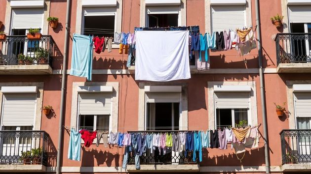 Ropa tendida en un balcón