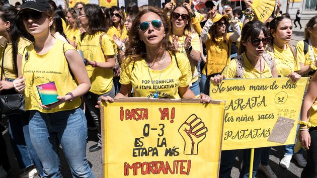 Decenas de personas durante una concentración de docentes de escuelas infantiles frente a la Consejería de Educación, Ciencia y Universidades