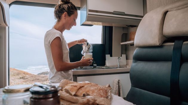 Vive con 32 años en una autocaravana en la finca de sus padres: “En vez de pagarles un alquiler, les preparo la cena todas las noches”