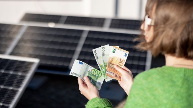 Instalan placas solares para ahorrar electricidad y ahora pagan 300 euros más en la factura por un motivo