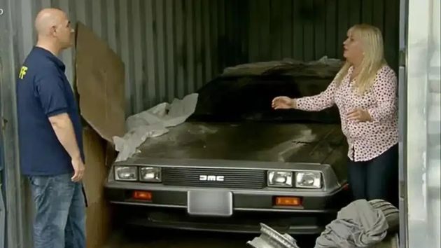 Compra un contenedor por 2.700 euros y encuentra dentro el DeLorean de Regreso al Futuro