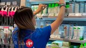 Una trabajadora de Carrefour colocando productos