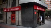 Fachada de una sucursal del banco Santander