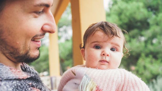 Una mujer tendrá que indemnizar con casi 13.000 euros a su expareja por ocultarle que no era el padre de su hija: la Justicia considera que calló sus dudas sobre la paternidad