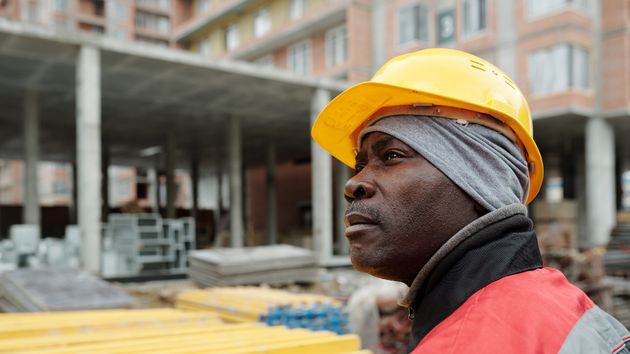 Adama Faye, empresario senegalés: “Que vengan con contrato y no en patera, ya hay muchas muertes en el mar”